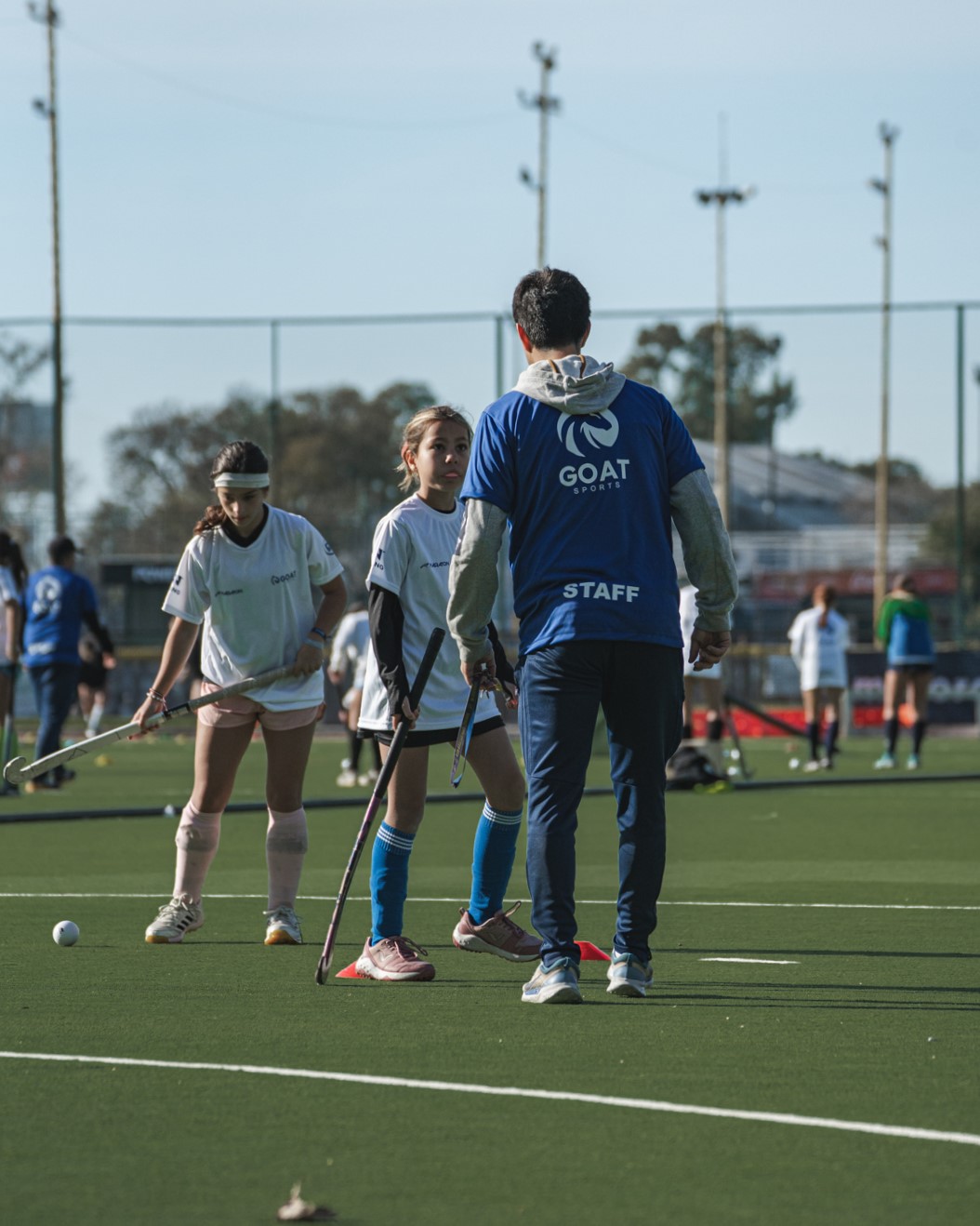 Estancia Damfield recibe un Campus de Hockey para chicas y chicos que tendrá presencia de Leones y Leonas